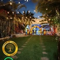 Jardín iluminado de noche en Casa Elvira